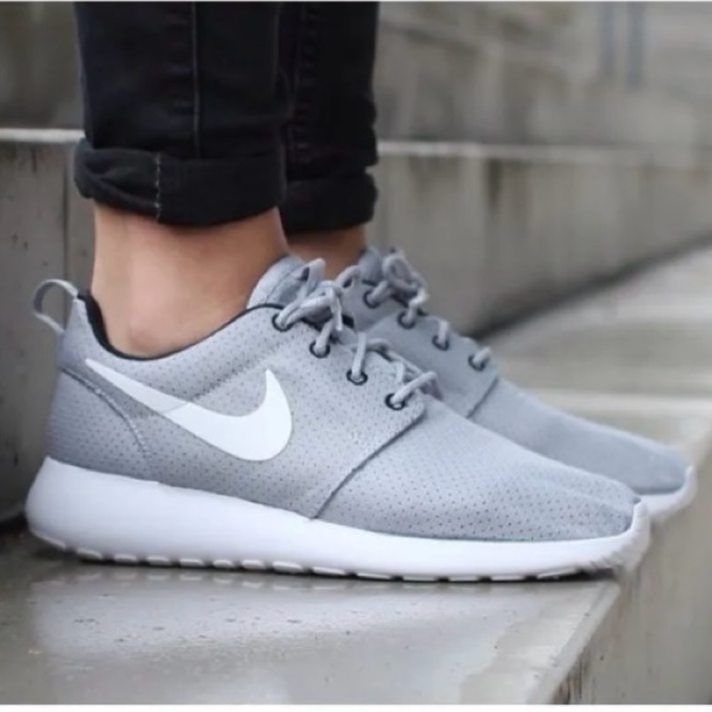 Nike Roshe One - Like NEW w/ Original Box | Nike Roshe Sneakers | Nike Air Max